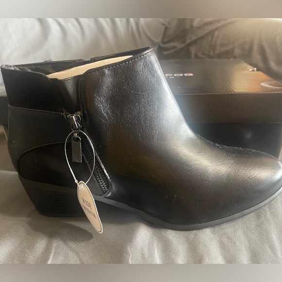 Brand NEW. Never work London Fog Haley Bootie. Size 11W - Picture 4 of 4